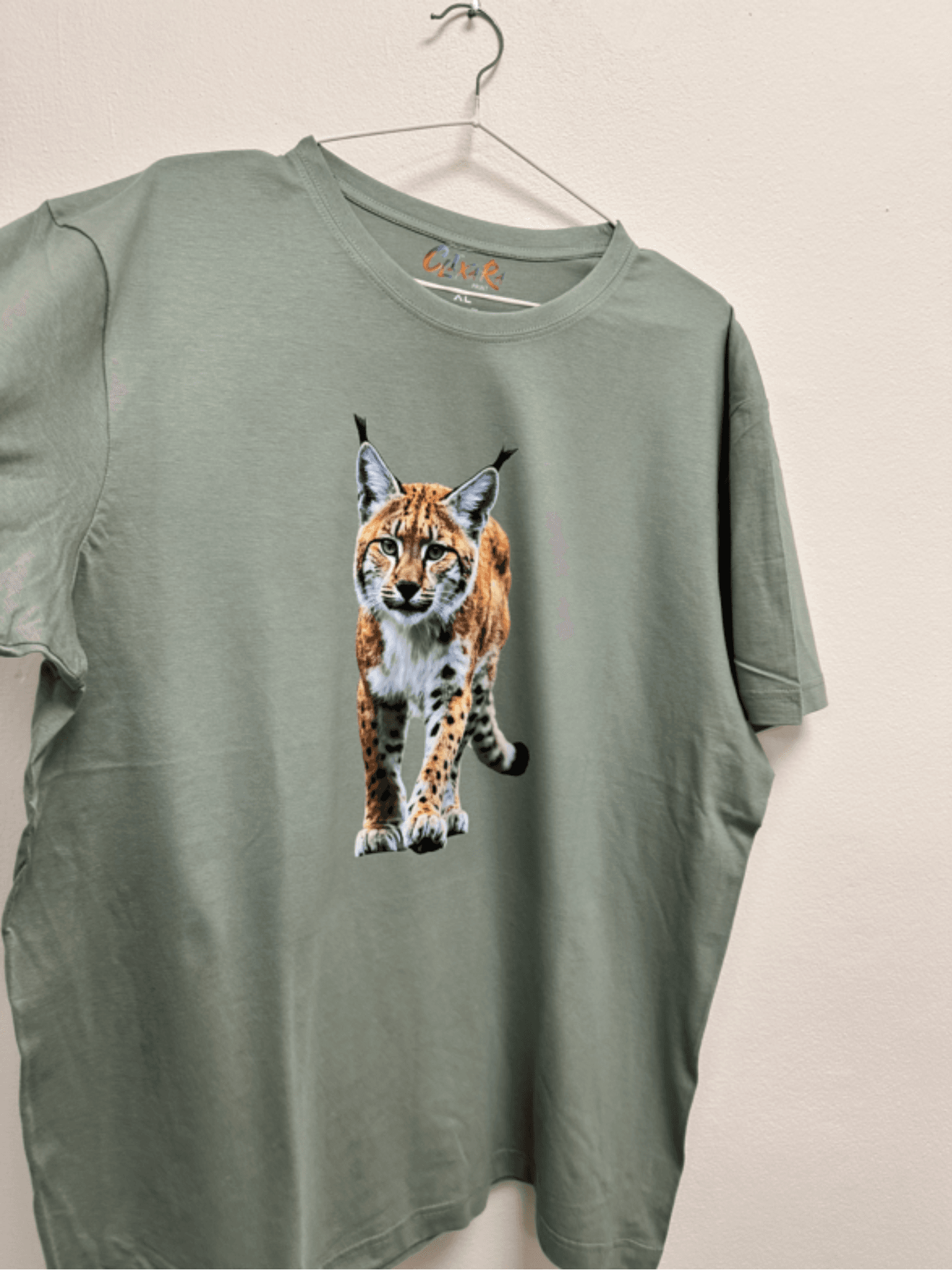 Rys obecný — DTF na sage green tričku