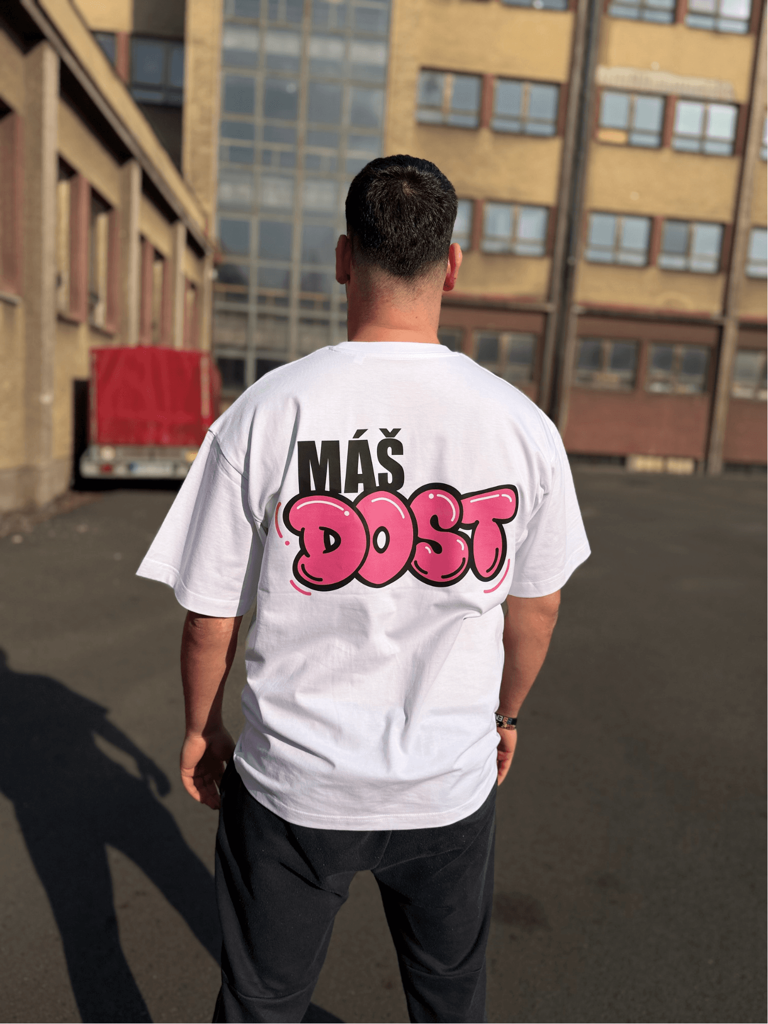 "Máš Dost" záda